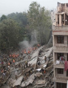 Delhi collapse OB-KW676_ibuild_H_20101116005741 trimmed