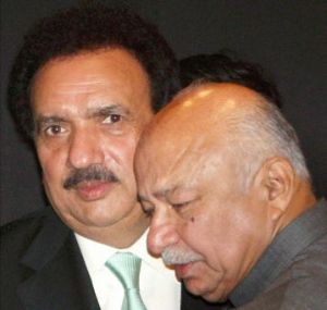 Pakistan's interior minister Rehman Malik (left), and India's home minister Sushilkumar Shinde 