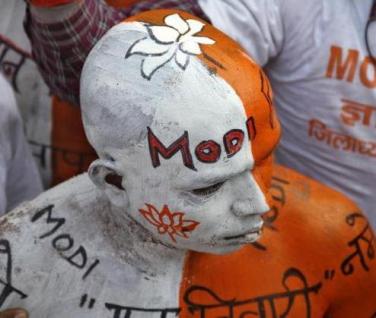 Modi supporter Lucknow - Reuters-PawanKumar March 2 '14-001