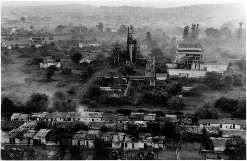 Union Carbide site in 1984 - photo by Raghu Rai. Image courtesy Amnesty International © Raghu Rai / Magnum Photos