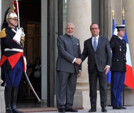 Indian-Prime-Minister-Narendra-Modi-with-the-President-of-France-Mr.-Francois-Hollande-in-Paris-on-April-10-2015.-300x232
