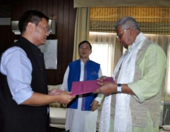 New-LP-leader-handing-over-the-MLAs-letter-of-support-to-Governor-Tathagata-Roy-even-as-the-incumbent-m-Nabam-Tuki-looks-at-at-Raj-Bhavan-in-Itanagar-on-Saturday